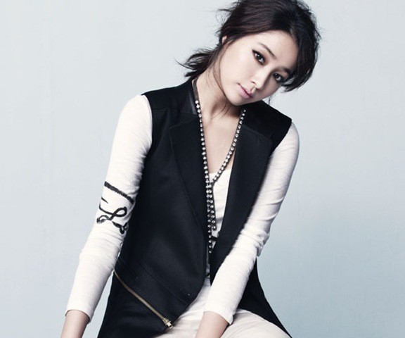 5. Nữ diễn viên Lee Min Jung sinh năm 1983, 29 tuổi.